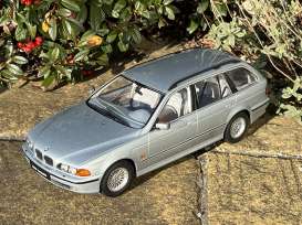 BMW  - 5-series E39 Touring 1998 artic silver - 1:18 - Triple9 Collection - 1800390 - T9-1800390 | The Diecast Company